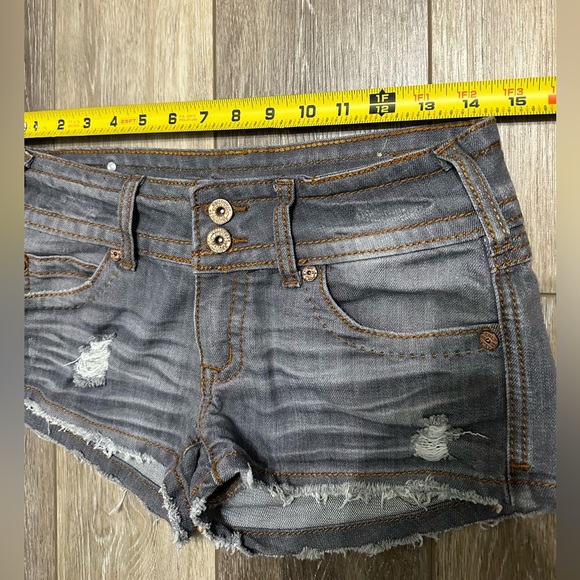 🛍️ Dollhouse gray jean shorts excellent condition. - Picture 6 of 8